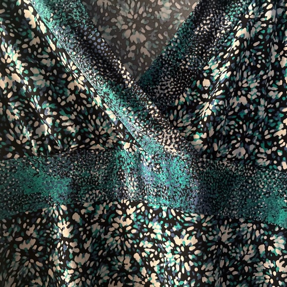 Elle Teal and Black Floral V-Neck Blouse - Picture 3 of 7